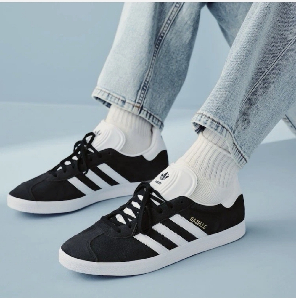 Adidas Men's Black and White Gazelle Size 7.5